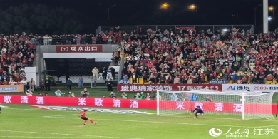 南通隊(duì)4:2點(diǎn)球戰(zhàn)勝無錫隊(duì) 挺進(jìn)“蘇超”決賽