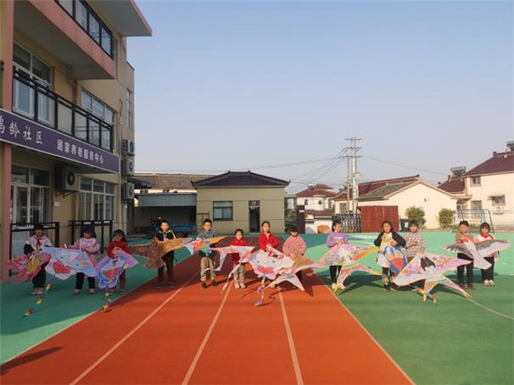鶴齡社區(qū)青穗學堂|春來遍是風箏飛 童心御風添新彩
