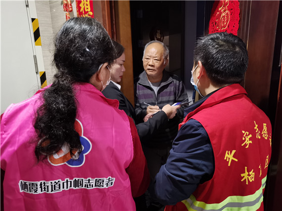 攝山村：學(xué)黨史、辦實(shí)事 小區(qū)反電詐宣傳不停歇