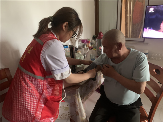 向上社區(qū)：關(guān)愛社區(qū)老人 弘揚雷鋒精神