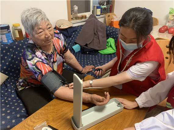 向上社區(qū)：關(guān)愛社區(qū)老人 弘揚雷鋒精神