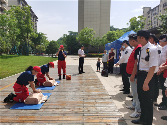 安全演練進小區(qū) 筑牢消防安全網(wǎng)