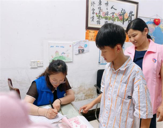 尚橋社區(qū):“暖心行動(dòng)”家訪小學(xué)生“三全教育”導(dǎo)航成長(zhǎng)路