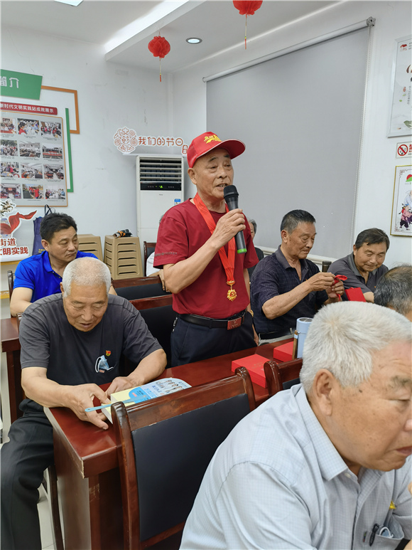 【學(xué)黨史辦實事】百水家園社區(qū)黨委開展頒發(fā)“光榮在黨50年”紀(jì)念章暨黨員過“政治生日”主題黨日活動