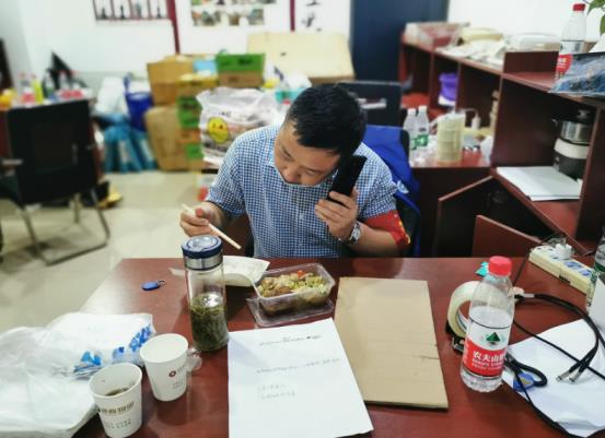 殷巷社區(qū):上陣“父子兵” 攜手同抗疫