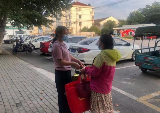 陸郎社區(qū):中秋送慰藉 關(guān)愛滿社區(qū)