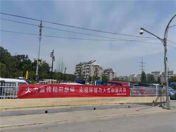 緊盯秸稈禁燒“第一把火”五福家園社區(qū)打響藍天保衛(wèi)戰(zhàn)