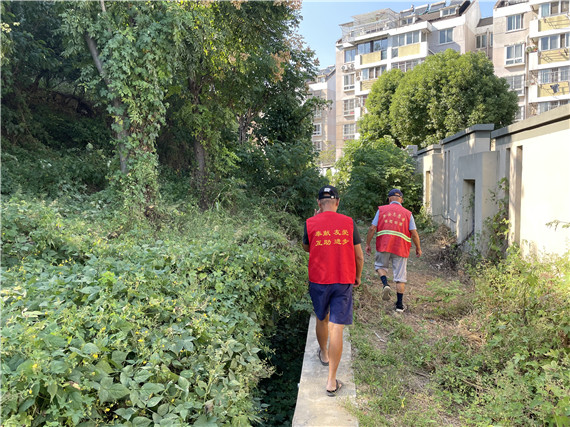 緊盯秸稈禁燒“第一把火”五福家園社區(qū)打響藍天保衛(wèi)戰(zhàn)