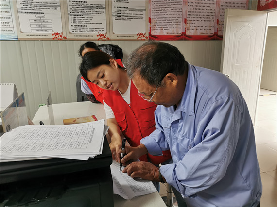 西花社區(qū)“送清涼”關愛企業(yè)退休人員