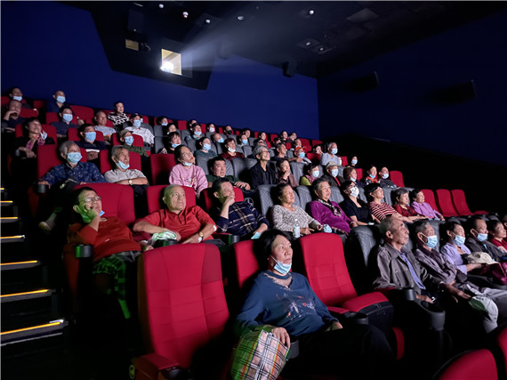 重溫經(jīng)典守初心 紅梅社區(qū)開展“四史”教育電影課觀影活動(dòng)