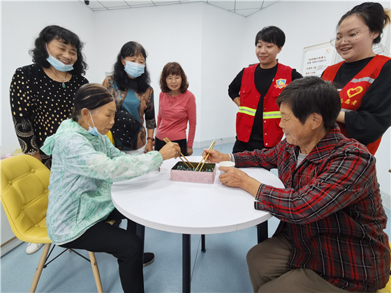 做游戲 吃蛋糕 話家常 向上社區(qū)歡樂(lè)過(guò)重陽(yáng)