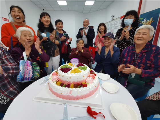 做游戲 吃蛋糕 話家常 向上社區(qū)歡樂(lè)過(guò)重陽(yáng)