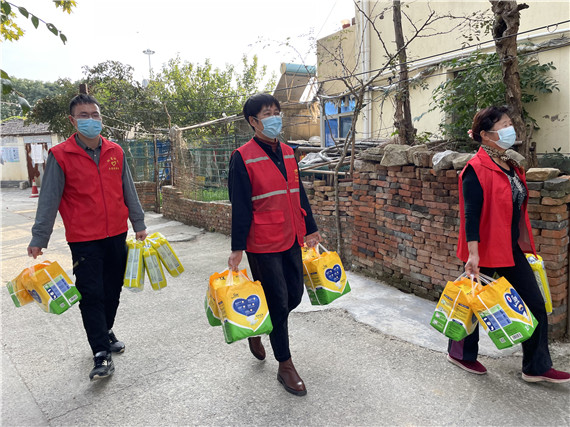棲霞社區(qū):關(guān)愛困難老人 溫暖送進(jìn)家門