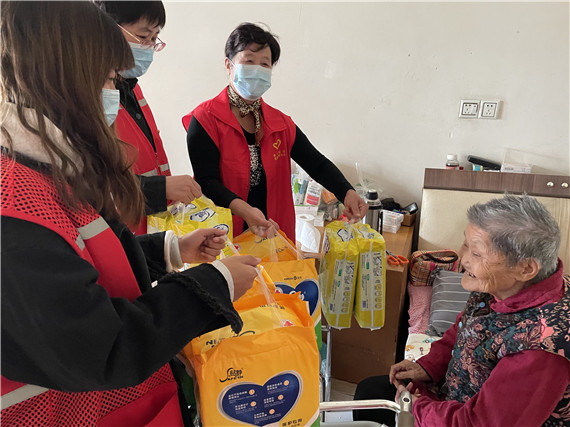 棲霞社區(qū):關(guān)愛困難老人 溫暖送進(jìn)家門