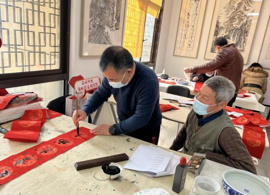 石埠橋社區(qū)：開展“迎新春 慶虎年”寫福字、送春聯(lián)活動(dòng)