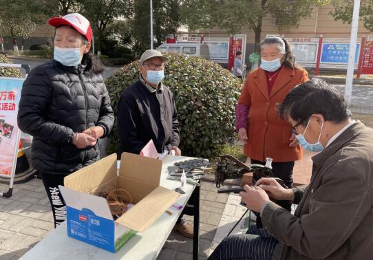 新銅社區(qū)：暖春三月學雷鋒 便民服務(wù)進社區(qū)