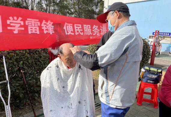 新銅社區(qū)：暖春三月學雷鋒 便民服務(wù)進社區(qū)