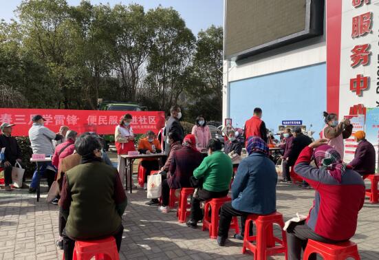新銅社區(qū)：暖春三月學雷鋒 便民服務(wù)進社區(qū)