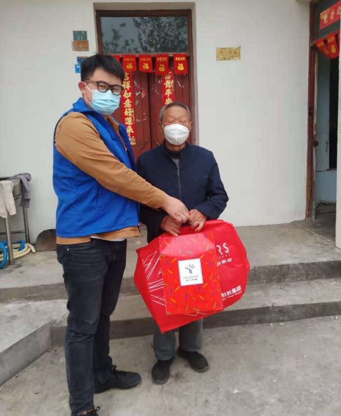 晶明村:網(wǎng)格員走訪慰問困難退役軍人