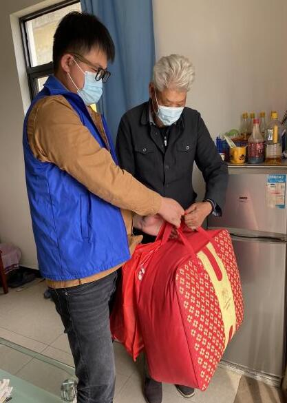 晶明村:網(wǎng)格員走訪慰問困難退役軍人