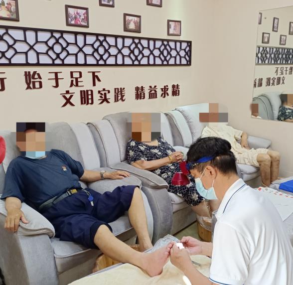 修腳志愿服務(wù)進社區(qū) 關(guān)愛殘疾老人在行動