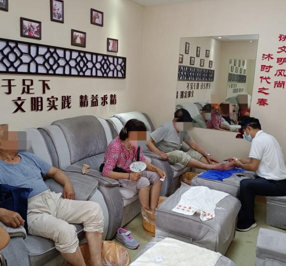 修腳志愿服務(wù)進社區(qū) 關(guān)愛殘疾老人在行動