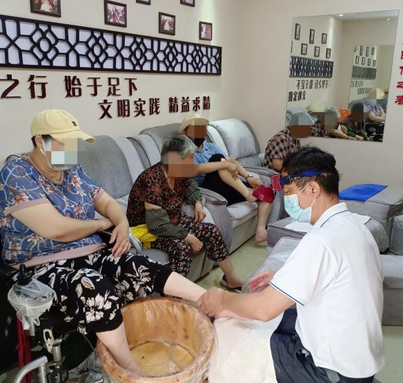 修腳志愿服務(wù)進社區(qū) 關(guān)愛殘疾老人在行動