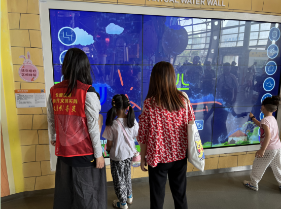 七彩夏日感受科學(xué)魅力 花園村組織未成年人暑期夏令營活動(dòng)