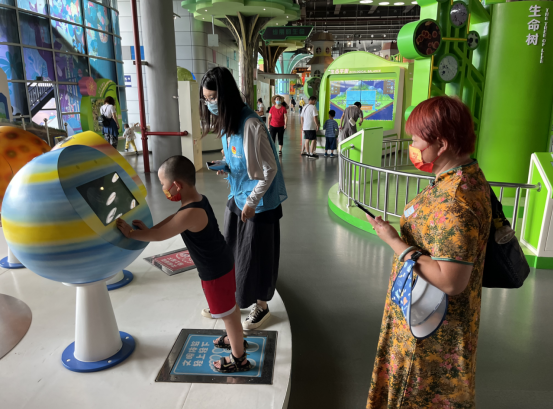 七彩夏日感受科學(xué)魅力 花園村組織未成年人暑期夏令營活動(dòng)