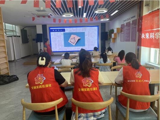 七彩的夏日|橋頭社區(qū):關(guān)愛未成年人 點(diǎn)亮科技未來(lái)