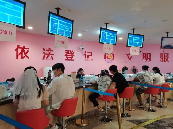 江寧區(qū)民政局:浪漫牽手 共度七夕