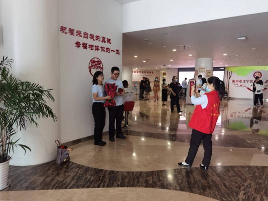 江寧區(qū)民政局:浪漫牽手 共度七夕