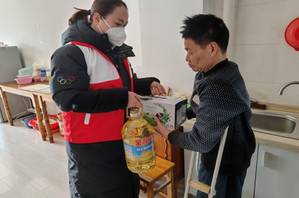 駱村社區(qū):春節(jié)送溫暖 博愛送萬家