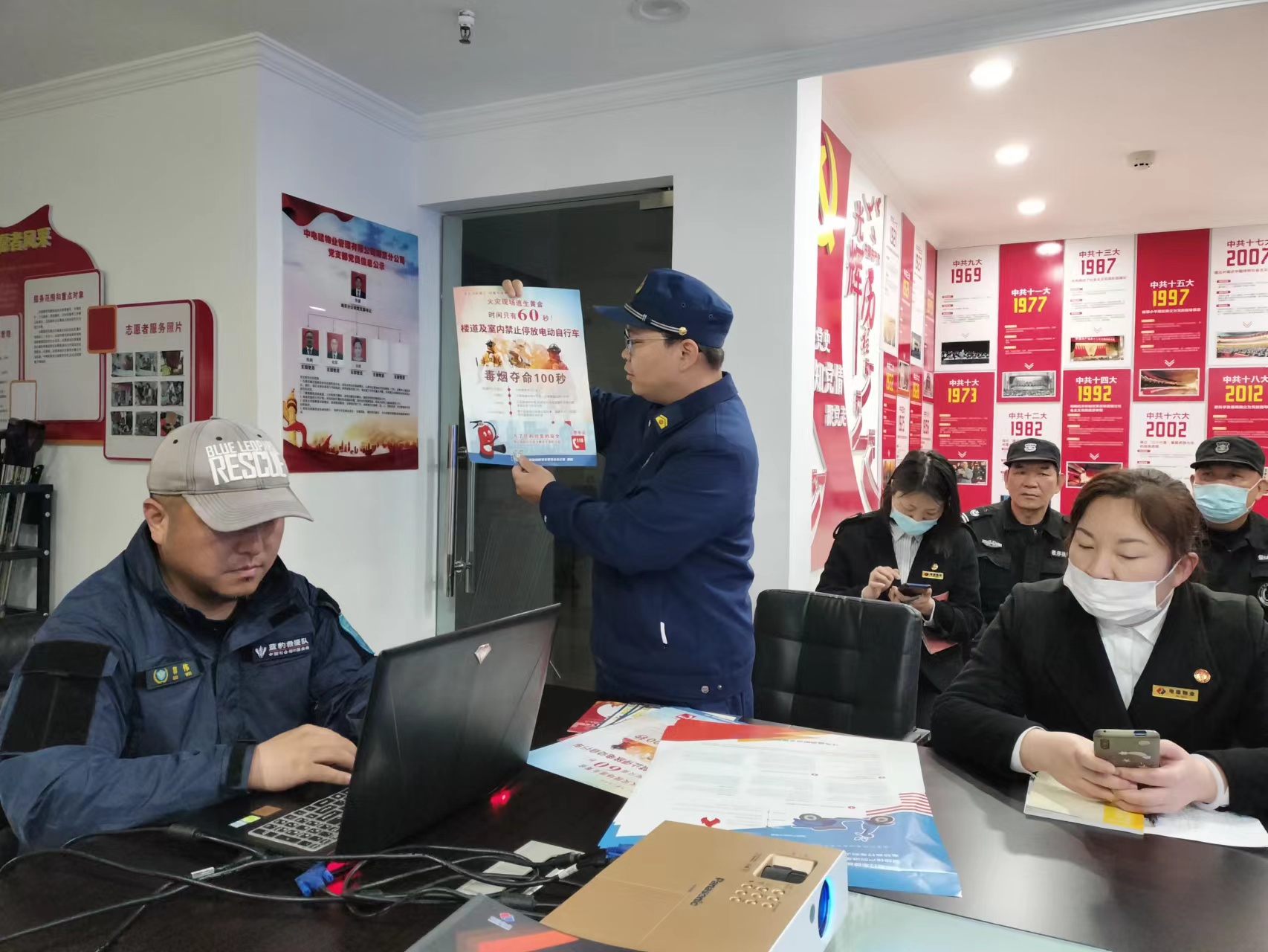 化纖新村社區(qū)新時(shí)代文明實(shí)踐站:開展消防演習(xí)共筑平安家園