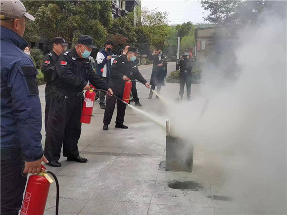 化纖新村社區(qū)新時(shí)代文明實(shí)踐站:開展消防演習(xí)共筑平安家園